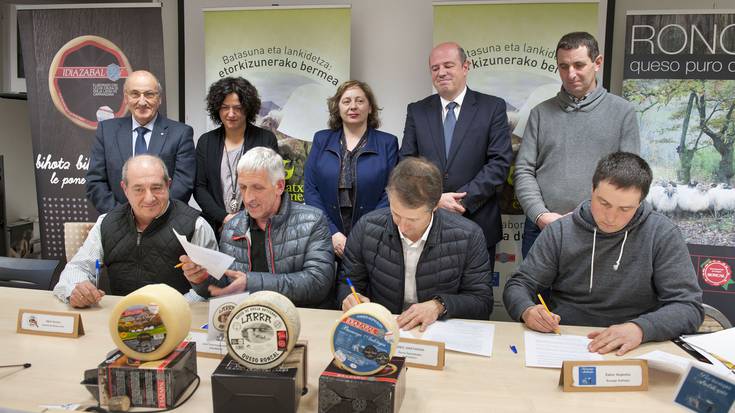 Latxa ardiaren esnearen prozesua goraipatu dute