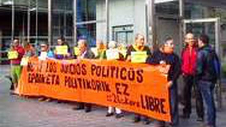 Mobilizazioak iragarri dituzte gazte auzipetuek egoera salatu eta atxilotuei babesa emateko