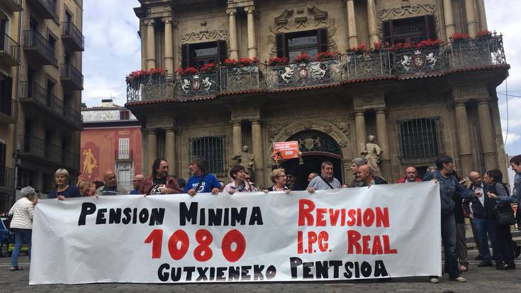 Hiru pentsiondunetik batek gutxieneko soldata baino gutxiago jasotzen duela salatu dute