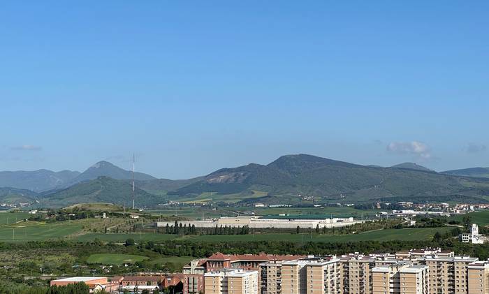 Iruñeko makroespetxea: presoak pilatuta eta gabeziak elikaduran eta higienean