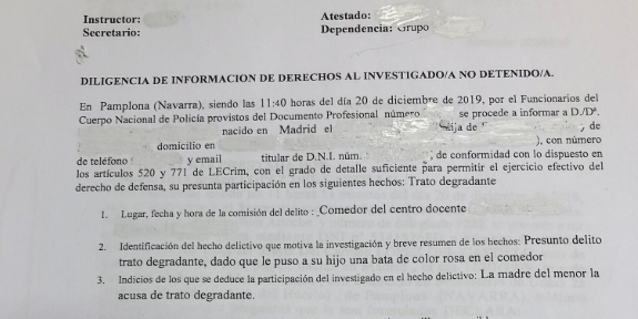 Ama batek haren semearen irakaslea salatu du, semeari mantal arrosa jartzeagatik