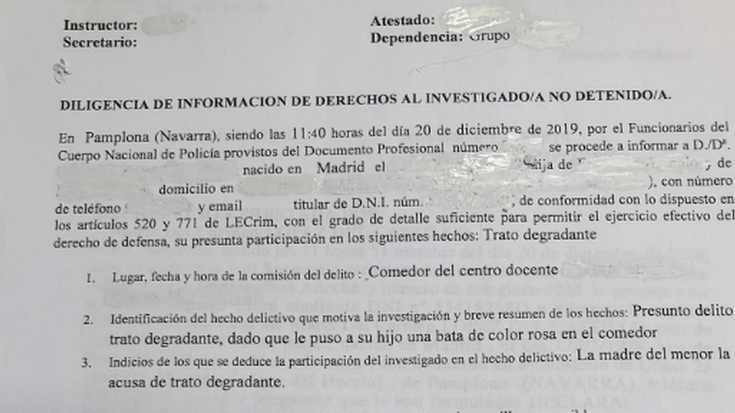 Ama batek haren semearen irakaslea salatu du, semeari mantal arrosa jartzeagatik