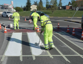 Istripuak ekiditeko hainbat biribilguneetako zola margotuko dute