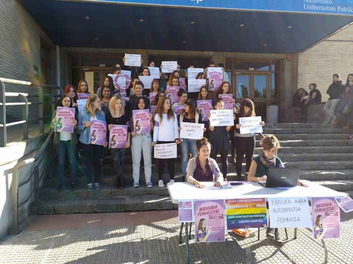 Polemikaren ostean, brigada feministak eginen dituzte Nafarroako Unibertsitate Publikoko karpan