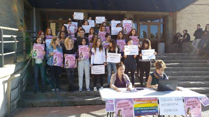 Polemikaren ostean, brigada feministak eginen dituzte Nafarroako Unibertsitate Publikoko karpan