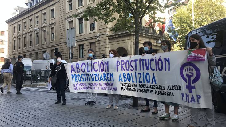 Prostituzioaren abolizoa eskatu dute gobernu ordezkaritzaren aurrean