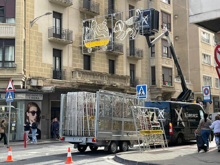 Hasi dira Eguberrietako argiak jartzen