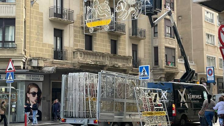 Hasi dira Eguberrietako argiak jartzen