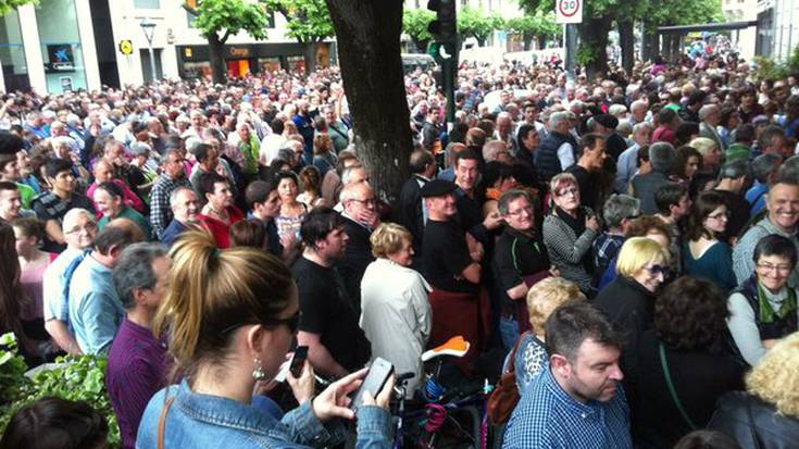 Jende ugari protestan UPNren egoitzaren aurrean