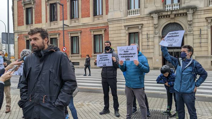 LABek eskatu du konfinatutako haurrak zaintzeko baimena "langile guztiei" zabaltzeko