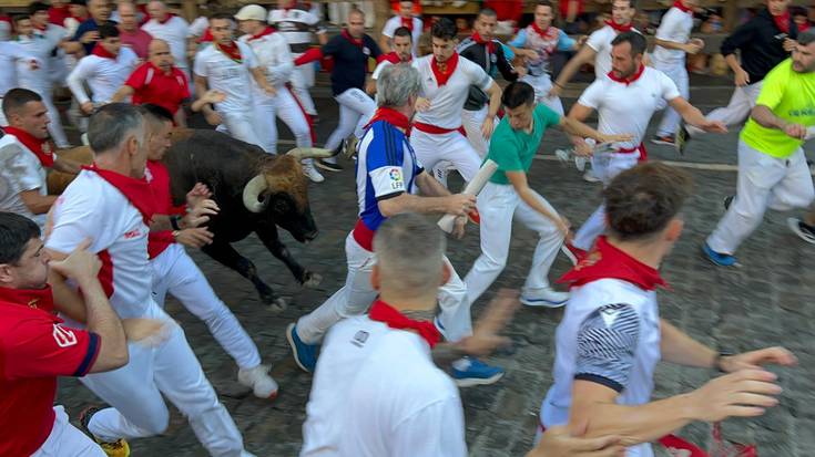 Azkarra, bizia eta arriskutsua izan da estraineko zezenen entzierroa
