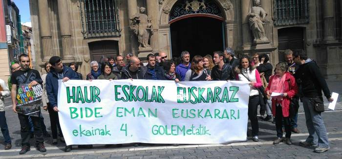 Euskarazko haur eskolen aferan udalari elkarlana eskaini diote euskalgintzak eta ELA, LAB eta STEILAS sindikatuek