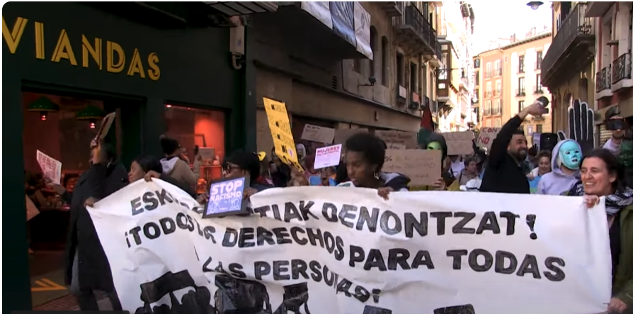 Arrazakeria estrukturala dela salatu eta erakundeei inplikazioa eskatu diete Iruñean