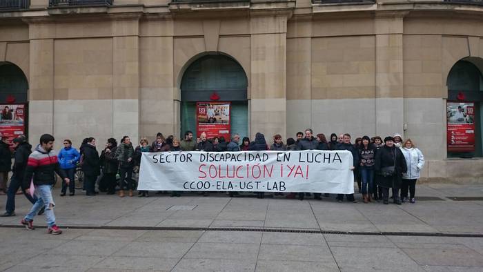 Ezinduen zentroetako sindikatuek "hitzarmen duina" lortzeko babesa eskatu diote exekutiboari