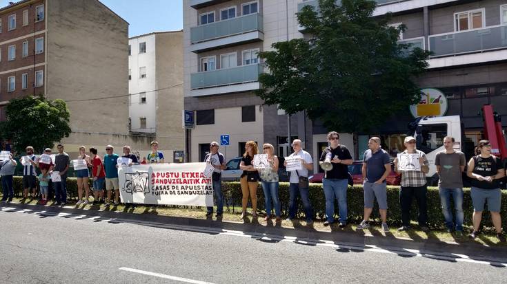 Apustu etxeen kontrako mobilizazioak hasi dituzte Sanduzelai auzoan