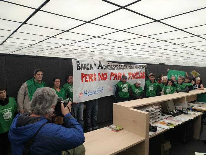 Hipotekek Kalteturiko Plataformako kideak Iruñeko Etxebizitza Bulegoa okupatu dute