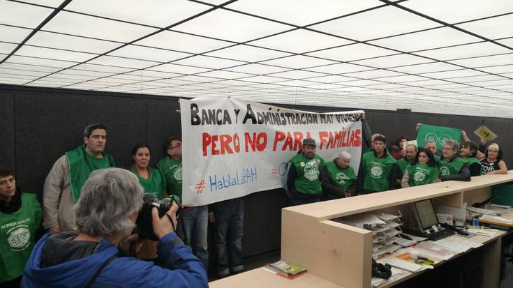 Hipotekek Kalteturiko Plataformako kideak Iruñeko Etxebizitza Bulegoa okupatu dute