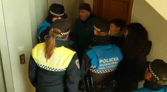 Etxe kaleratze bat salatu du Aranzadik Donibane auzoan