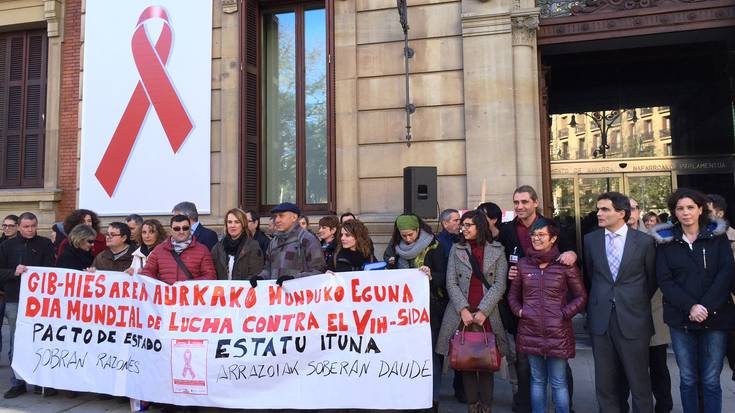 HIESA dutenei elkartasuna adierazi die parlamentuak