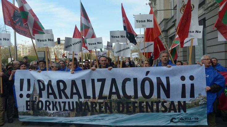 Esa urtegiaren handitzearen aurka protesta Madrilen