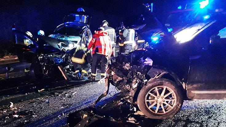 Bi pertsona hil dira Ostitzen, auto istripu batean