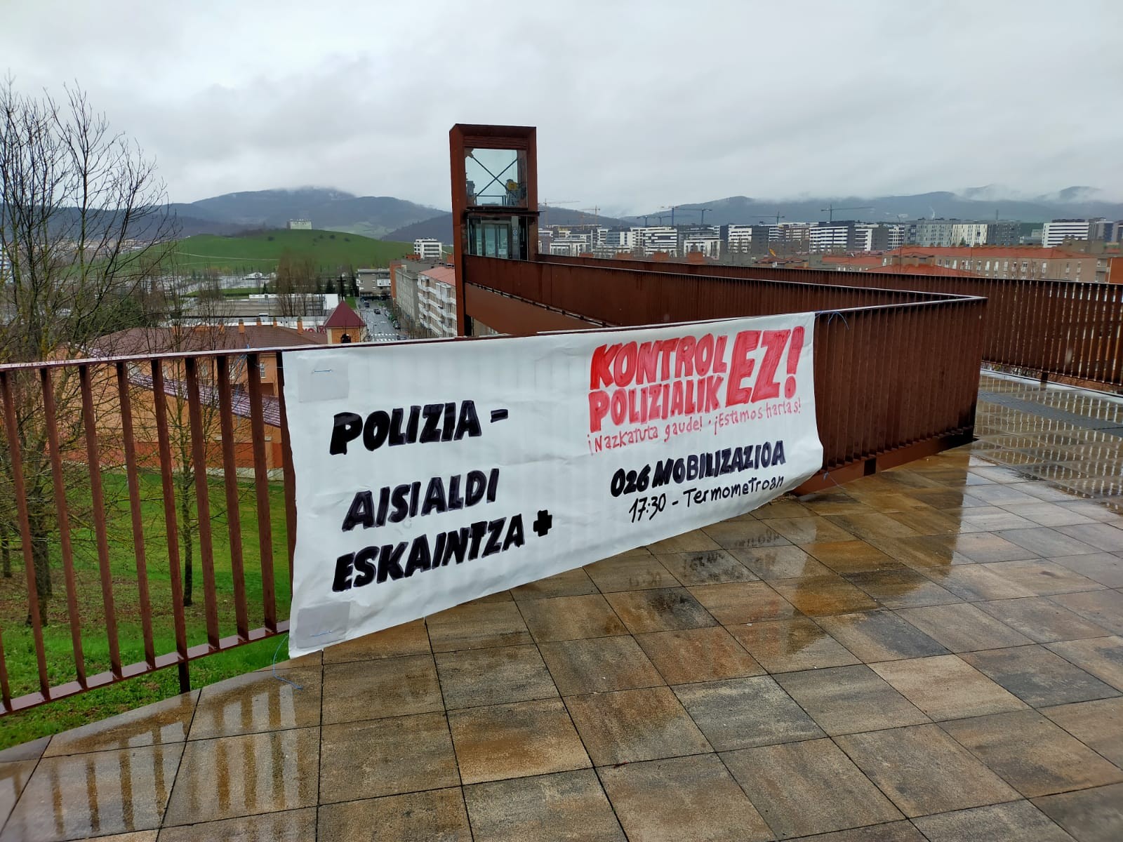 Poliziaren jazarpen "itogarria" salatu dute Mendillorriko gazteek