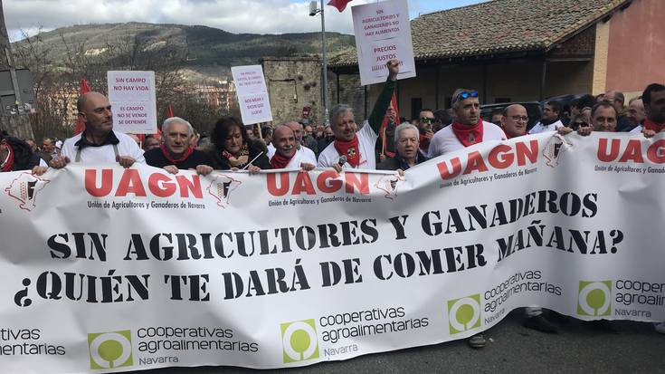 Beren etorkizunaren alde borrokan Iruñeko kaleak hartu dituzte nekazari eta abeltzainek