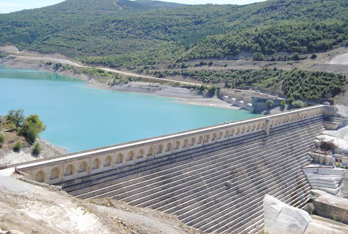 Esatik gertu dauden herriak "arriskuan" jartzeagatik Ur Konfederazioa salatu dute