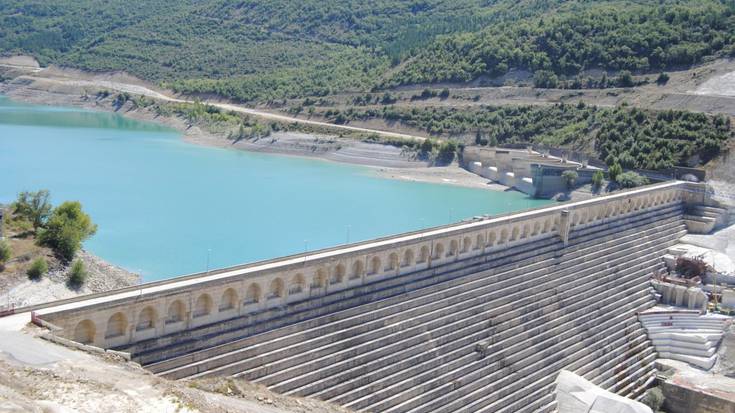 Esatik gertu dauden herriak "arriskuan" jartzeagatik Ur Konfederazioa salatu dute