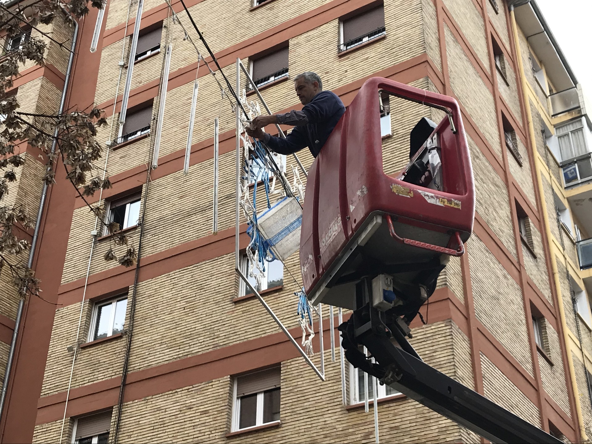 Ostiralean piztuko dituzte Iruñeko gabonetako argiak