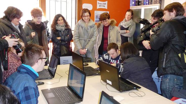 Nafarroako Down Sindromearen elkartean egoitzara bisita egin du Giza Eskubideen Batzordeak