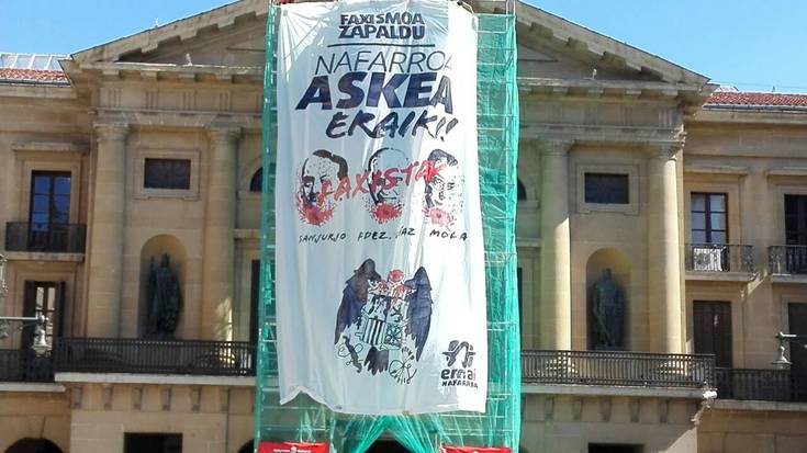 Laureada kentzeko erabiltzen ari diren aldamioan pankarta erraldoia jarri du Ernaik