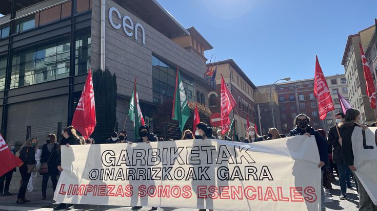 Garbiketako trapu zikinak bota dizkiote enpresarien elkargoari