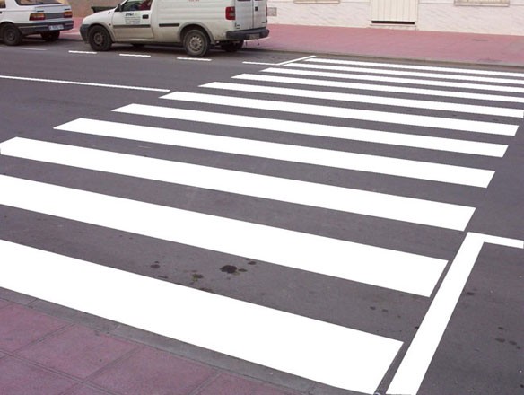 Gizon bat larri zauriturik Iruñean, auto batek zebrabide batean harrapatuta