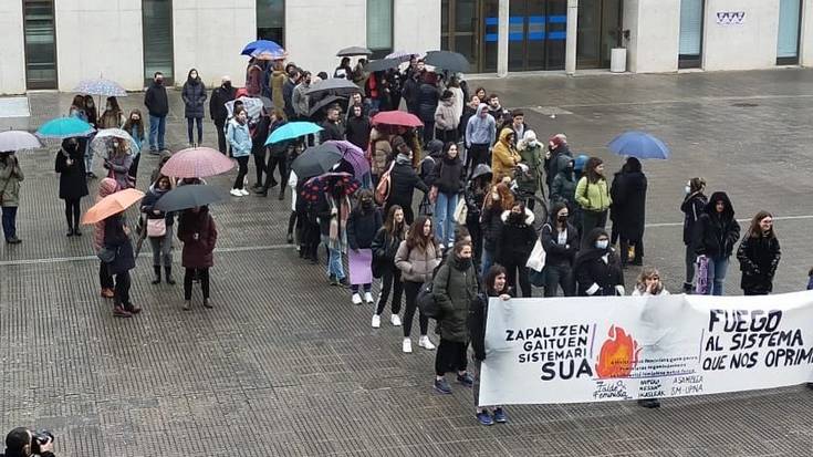 Karpako jai eredua gaitzetsi du Neska* Ikasleok taldeak