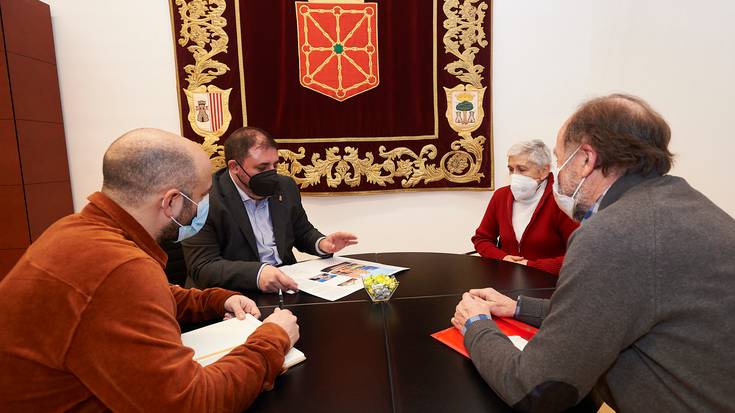 Orreagako batailako irabazleen aldeko monumentu proiektua aurkeztu diote Unai Hualderi