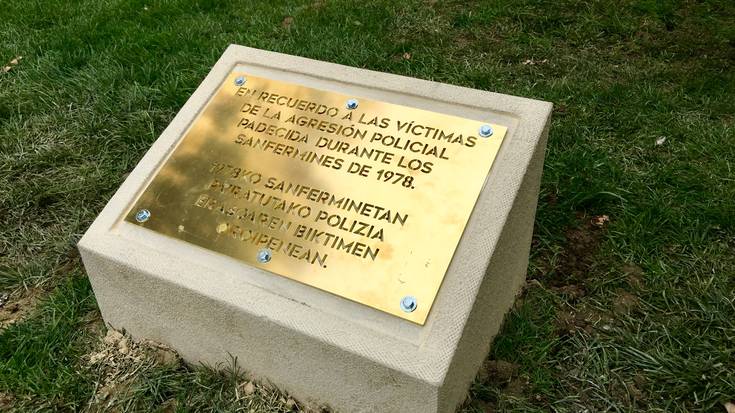 'Gogoan' eskulturako plaka berrezarri du gobernuak
