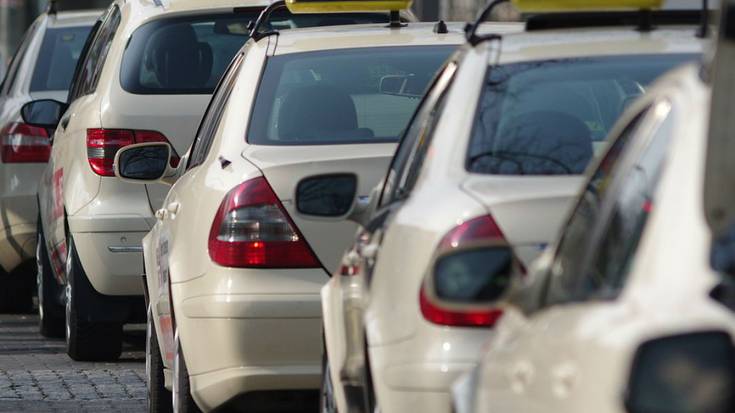 Bi lankideri egindako erasoak salatu eta kezka agertu dute taxilariek