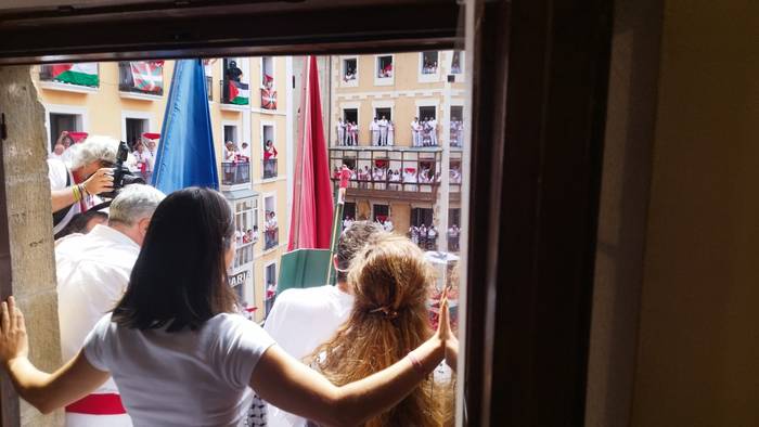 Yala Nafarroa: "Iruindarrak, gora sanfermin! Stop genocide! Free Palestine!"