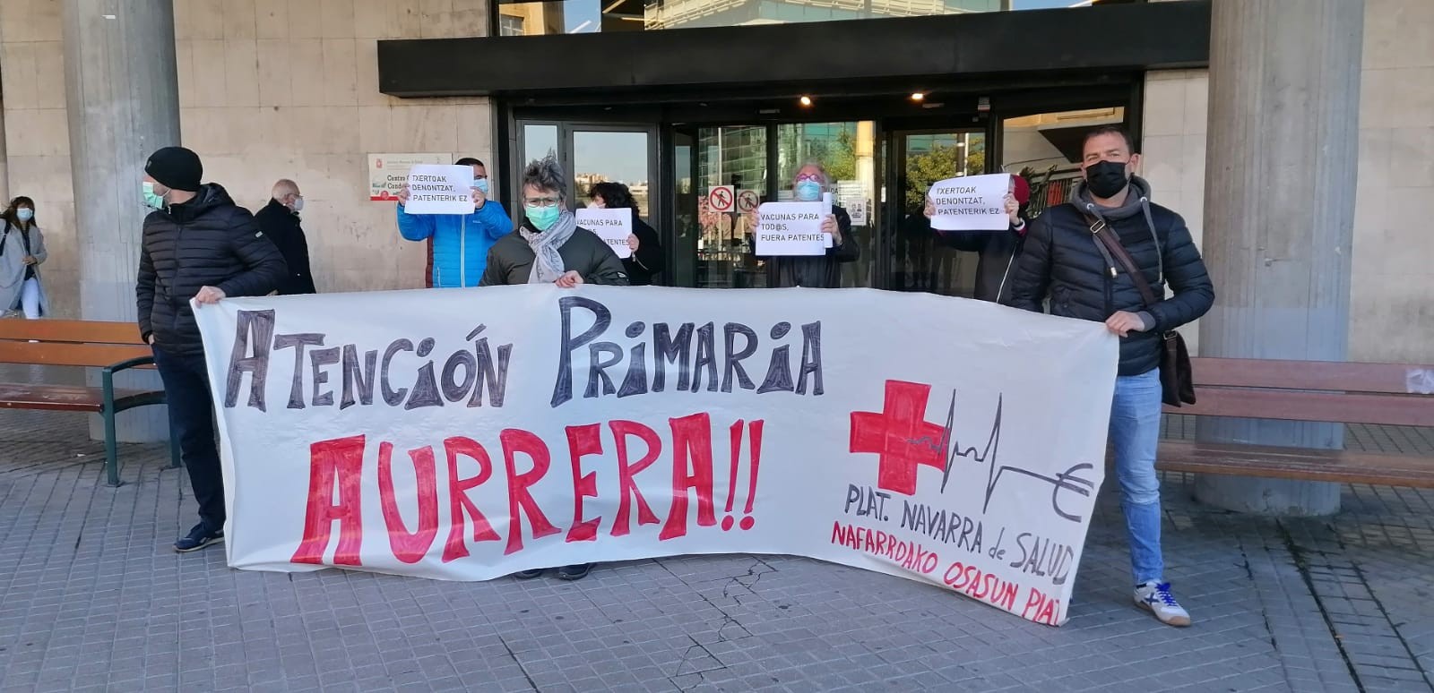 Txertoari lotutako politikek “sindemia larriagotzen” dutela salatu dute