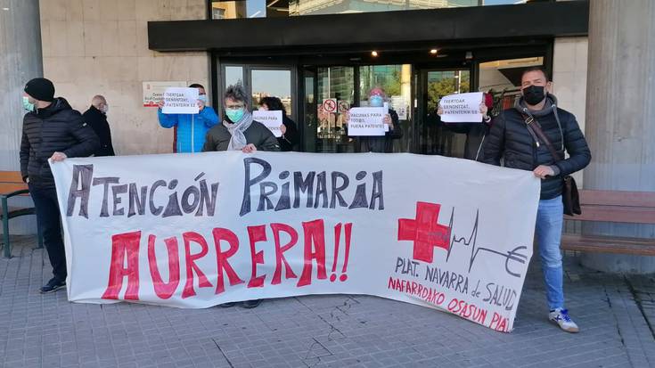 Txertoari lotutako politikek “sindemia larriagotzen” dutela salatu dute