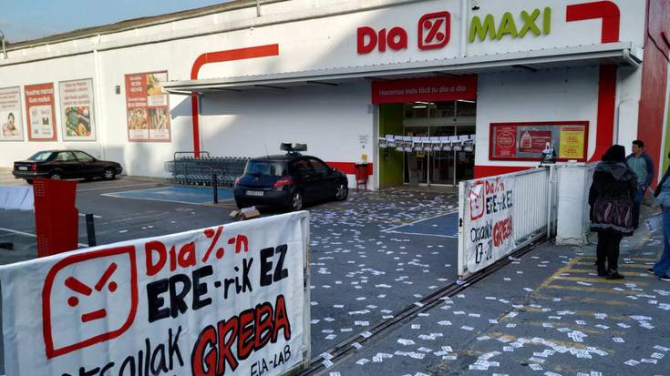 Dia supermerkatuetan hirugarren egunez eginen dute greba