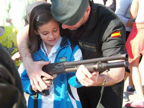 Ikasleei Guardia Zibilaren zeregina erakutsi nahi dietela salatu du Lab sindikatuak