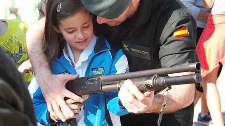 Ikasleei Guardia Zibilaren zeregina erakutsi nahi dietela salatu du Lab sindikatuak