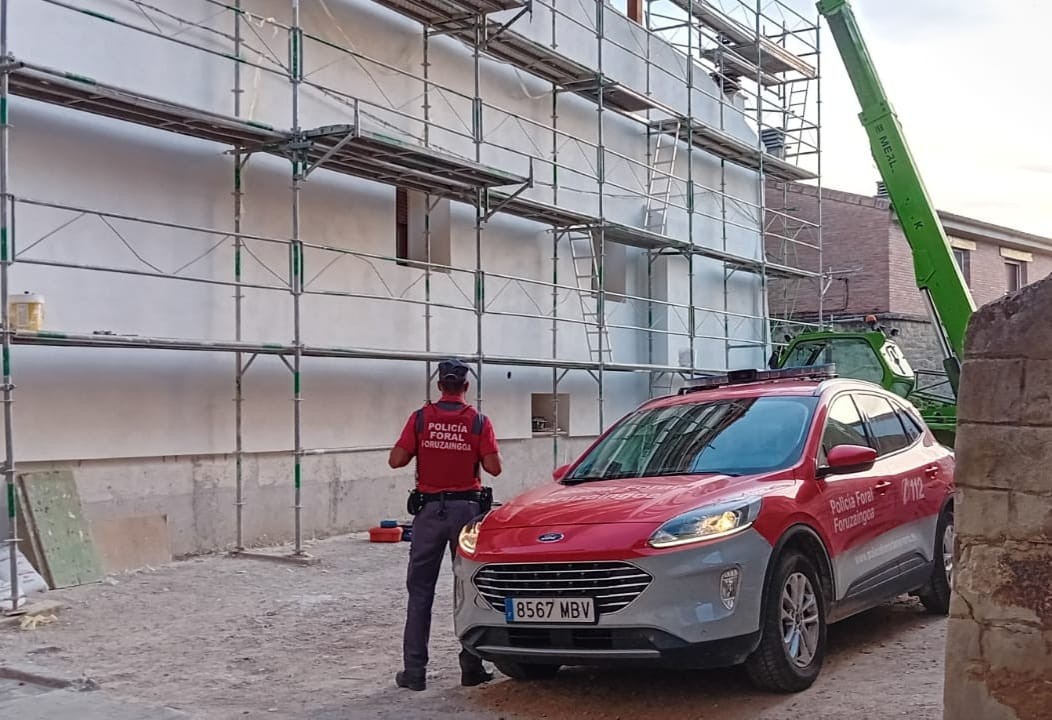 Langile bat hil da Irunberrin, aldamio batetik behera erorita