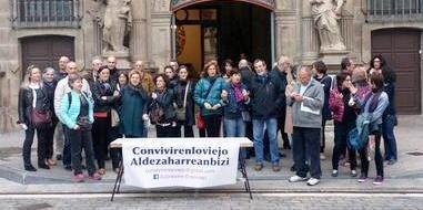 “Zaratarik ez, Alde Zaharrean bizi” goiburuarekin elkarretaratzea egin dute bizilagunek