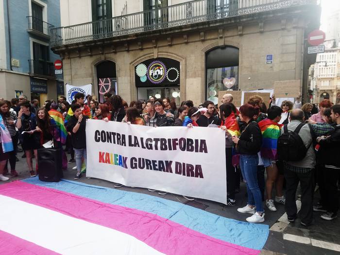 LGTBIQfobiaren aurka kalera atera da Iruñea