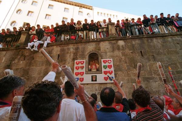 Santo Domingo aldapako hesitik behera erori da gazte bat goizaldean