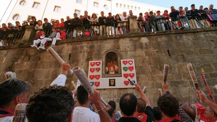 Santo Domingo aldapako hesitik behera erori da gazte bat goizaldean