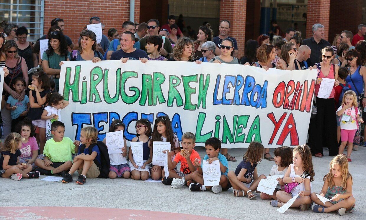 Erreniega ikastetxeko hainbat familiak D ereduko hirugarren lerroa zabal dezala exijitu diote Hezkuntza Departamentuari